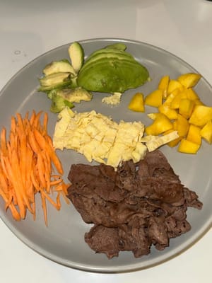 所有食材都应像这样准备好进行组装（在此食谱中，您还可以根据自己的喜好调整上述食材。例如，卷心菜，黄瓜，泡菜等）