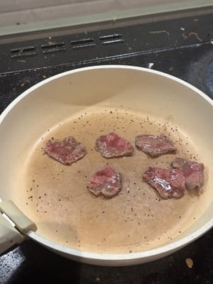 首先，在热锅中，将牛舌略煎，用盐和黑胡椒调味。煮熟后备用。