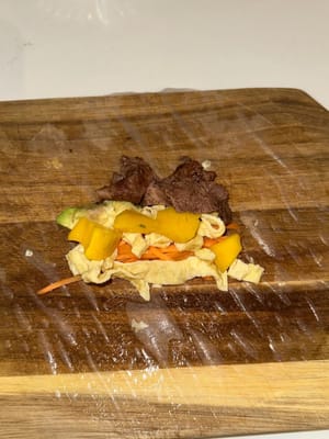 稍后将食材放在中间，以便于折叠