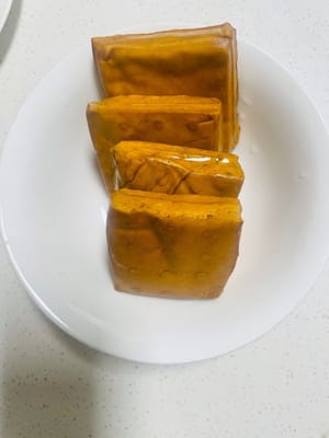 攸縣香乾洗淨，切成約 3mm 厚的片，厚薄均勻些，炒的時候受熱才會一致 。