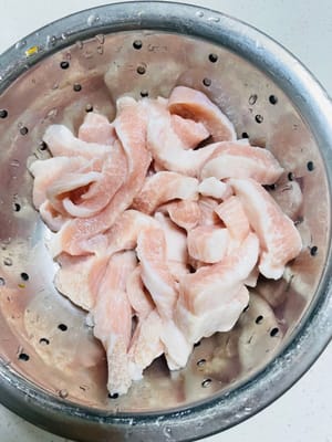 Wash the pork loin, cut it into even thin slices, and drain the water. This will prevent oil from splashing when frying and will also allow for a quicker fry to produce a crispy aroma.