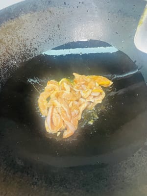 鍋裡放適量油，加熱後滑一下鍋（讓油潤潤鍋 ），倒入醃製好的豬肉，中小火慢慢炒，炒到兩面金黃，把多餘油脂逼出嚟，這樣吃著不膩，撈出備用 。