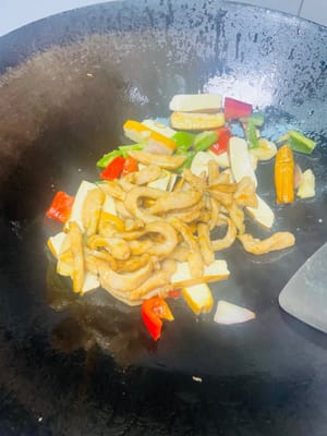 把之前炒好的豬肉倒回鍋裡，加入 1 匙生抽、1 匙蠔油，翻炒均勻，讓每塊肉和香乾都裹上醬汁，最後放入蔥段，翻炒幾下提提香，就可以裝盤啦 。