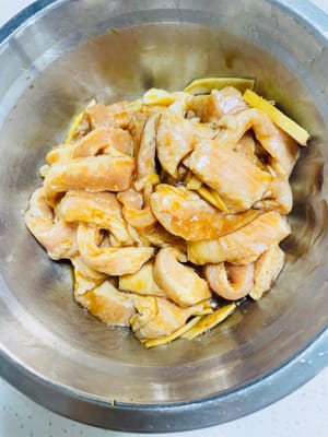 Smash the garlic and cut the ginger into shreds. Put the pork tenderloin in a bowl, add the crushed garlic, shredded ginger, 1 spoon of soy sauce, 1 spoon of cooking wine, a little white pepper, and 1 spoon of oyster sauce, mix well with your hands, give the meat a