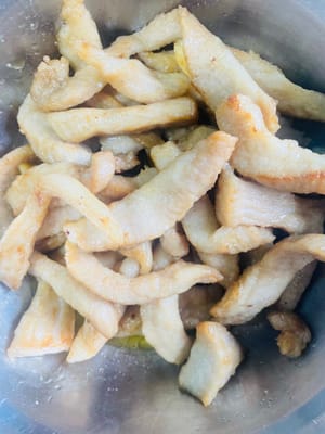 Put a proper amount of oil in the pot, slide the pot after heating (to let the oil moisten the pot), pour in the marinated pork, slowly stir-fry over medium-low heat until both sides are golden brown, and squeeze out the excess fat so that it will not be greasy. Remove from the pot and set aside.