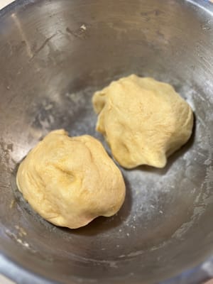 將麵團分成兩小份