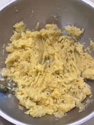 將食材放入攪拌盆中，加入鹽和胡椒粉，搗碎至順滑。