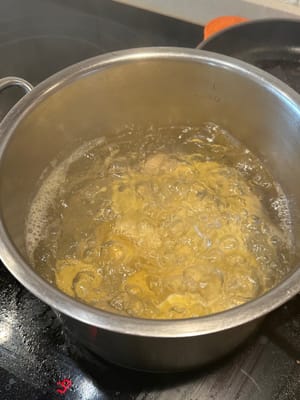 同時，將地瓜去皮切成小塊。煮約20分鐘，或直到可以用叉子輕鬆戳穿。