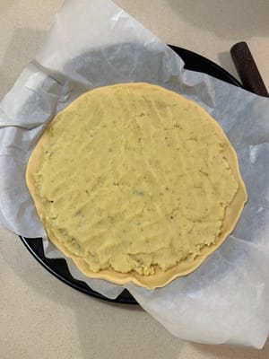 加入地瓜餡料，攤平。