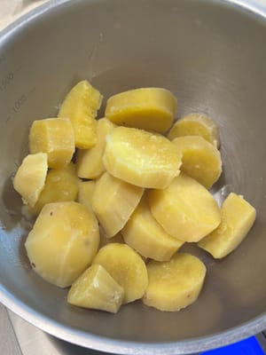 將食材放入攪拌盆中，加入鹽和胡椒粉，搗碎至順滑。