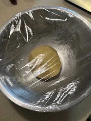 用保鮮膜蓋住麵團，放在溫暖的地方發酵至體積增加一倍（約1-1.5小時）。