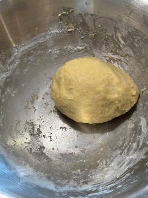 之後，加入麵包粉和鹽，攪拌均勻，直到沒有乾粉。