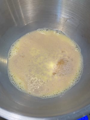 然後加入酵母和糖。