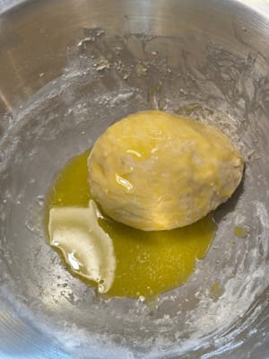 加入融化的奶油，確保麵團充分吸收奶油，直到麵團光滑。