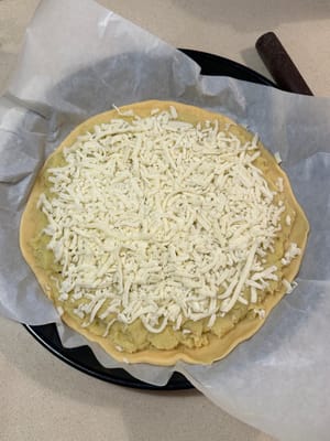 然後在上面鋪上一層馬蘇里拉起司。