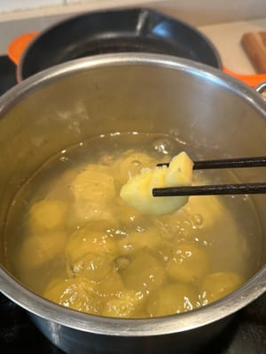 同時，將地瓜去皮切成小塊。煮約20分鐘，或直到可以用叉子輕鬆戳穿。