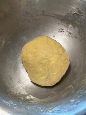 加入融化的奶油，確保麵團充分吸收奶油，直到麵團光滑。