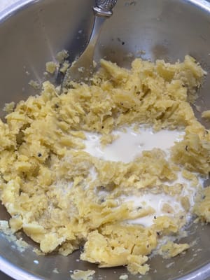 加入牛奶使餡料更稀更順滑。