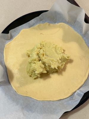 加入地瓜餡料，攤平。