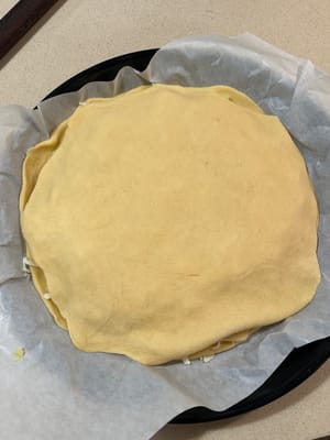 重複上述步驟處理另一塊麵團，然後將其放在餡料上面。