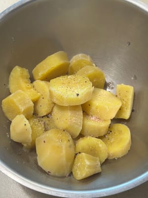 將食材放入攪拌盆中，加入鹽和胡椒粉，搗碎至順滑。