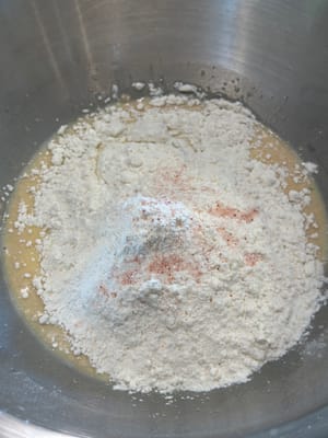 之後，加入麵包粉和鹽，攪拌均勻，直到沒有乾粉。