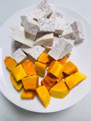 Preparazione: Sbucciare il taro e la zucca e tagliarli a pezzetti per un utilizzo successivo.