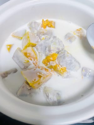 Attacco del sapore di cocco: Versare il latte di cocco e portare a ebollizione a fuoco basso, mescolando delicatamente durante la cottura per evitare che il fondo diventi appiccicoso (il taro è molto polveroso, ho proprio voglia di assaggiarlo).