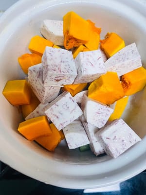 Mettere la zucca e il taro in una pentola, aggiungere l'acqua precedentemente ammollata, cuocere per 8 minuti a fuoco medio-basso, quindi aggiungere sale a piacere. La zuppa cotta non vi lascerà unti con l'aggiunta di latte di cocco.