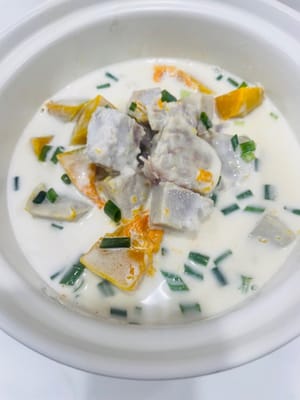 Il tocco finale: Cospargere con una manciata di cipollotti tritati per esaltare il sapore, fantastico! Se non vi piace la fretta, non è necessario aggiungerli~
