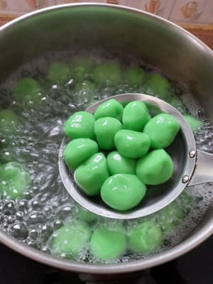 Siapkan panci didihkan air secukupnya lalu tutup tunggu sampai air mendidih ,rebus candil hingga mengapung,angkat dan tiriskan (saya tambahin 5 menit waktunya supaya Candil benar -benar matang dan tidak ada rasa tepung .