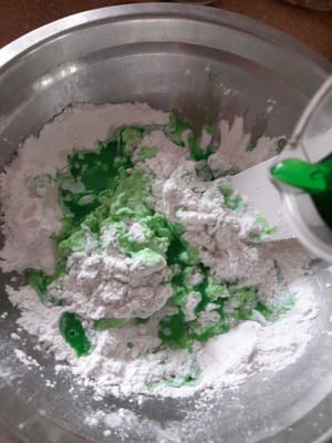 将面粉一点一点地倒入，直到形成可以揉捏的面团。