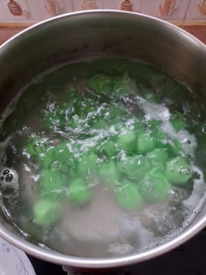 准备一个锅，煮足够的水然后盖上锅盖，等到水沸腾，将 candil 煮至浮起，取出沥干（我加了 5 分钟，这样 Candil 就完全煮熟了，没有面粉味。