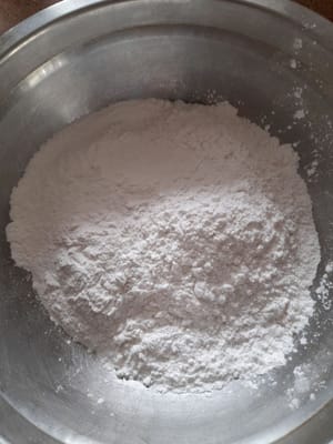 Campur tepung ketan ,tapioka dan garam aduk rata