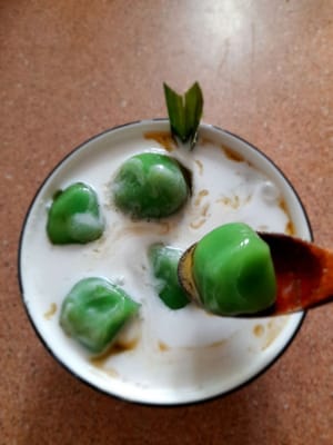 Angkat dan sajikan bubur Candil dengan kuah santan