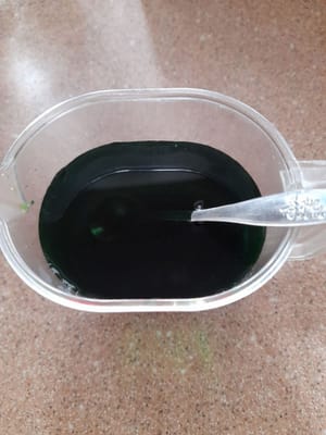 Campur air (120mili air )dan pasta pandan (1/4 sendok teh),aduk rata.