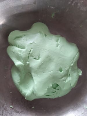 Tuang sedikit demi sedikit kedalam tepung sampai menjadi adonan yang bisa dipulung .
