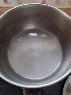 准备一个锅，煮足够的水然后盖上锅盖，等到水沸腾，将 candil 煮至浮起，取出沥干（我加了 5 分钟，这样 Candil 就完全煮熟了，没有面粉味。