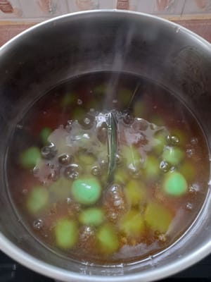 Masak air (100gr gula merah ,500mili air ,1/4 sendok teh garam,dan daun pandan hingga mendidih dan gula larut .Masukan Candil ,aduk rata.kentalkan dengan larutan 1 sendok makan tepung tapioka larutkan dengan air .masak hingga meletup letup .
Matikan api