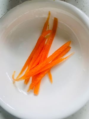 Seleccione la cantidad adecuada de cebolleta y córtela en trozos pequeños; pique el ajo en una pasta de ajo fina y póngala en un recipiente para usarla más tarde.