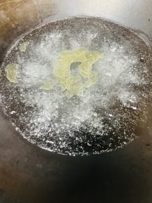 Vierta suficiente agua en la olla y llévela a ebullición a fuego alto. Una vez que hierva, añada una cucharada de sal y una cucharada de aceite de cocina.