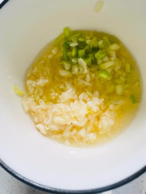 1. Preparare la salsa in una ciotola con aglio tritato e cipollotto tritato. Versare una quantità adeguata di olio da cucina nella pentola, scaldare l'olio a fuoco basso finché non fuma leggermente, quindi versare con cura l'olio caldo sull'aglio tritato e sul cipollotto tritato per stimolare l'aroma di entrambi.
2. Aggiungere 1 cucchiaio di salsa di soia, 1 cucchiaio di salsa di ostriche, mezzo cucchiaio di zucchero e 1 cucchiaio di aceto invecchiato nella ciotola. Mescolare accuratamente con le bacchette o un cucchiaino per amalgamare bene i vari condimenti e mettere da parte per un uso successivo.