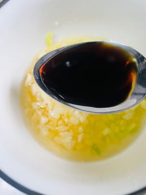 1. Preparare la salsa in una ciotola con aglio tritato e cipollotto tritato. Versare una quantità adeguata di olio da cucina nella pentola, scaldare l'olio a fuoco basso finché non fuma leggermente, quindi versare con cura l'olio caldo sull'aglio tritato e sul cipollotto tritato per stimolare l'aroma di entrambi.
2. Aggiungere 1 cucchiaio di salsa di soia, 1 cucchiaio di salsa di ostriche, mezzo cucchiaio di zucchero e 1 cucchiaio di aceto invecchiato nella ciotola. Mescolare accuratamente con le bacchette o un cucchiaino per amalgamare bene i vari condimenti e mettere da parte per un uso successivo.