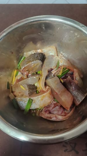 ใส่เครื่องปรุงลงในชามขนาดเล็ก เติมเหล้าปรุงอาหาร 1 ช้อนชา ซีอิ๊วขาว 2 ช้อนชา เกลือเล็กน้อย ซอสหอยนางรมครึ่งช้อนชา พริกไทยเล็กน้อย ขิงซอย และต้นหอมซอย ผสมให้เข้ากัน แล้วหมักทิ้งไว้ประมาณ 20 นาที