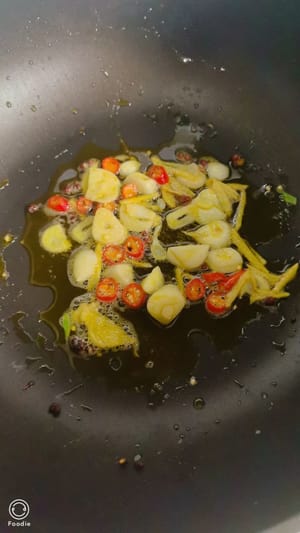 ใส่น้ำมันในกระทะ ตั้งไฟอ่อน ใส่เต้าหู้ลงไปทอดจนทั้งสองด้านเป็นสีเหลืองทองเล็กน้อย ตักขึ้นพักไว้ ใช้น้ำมันเดิมที่ทอดเต้าหู้ ผัดขิง กระเทียม พริก และพริกเสฉวนจนหอม ใส่หัวหอมซอยลงไปผัดสักครู่ก่อนปิดไฟ