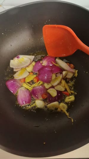 ใส่น้ำมันในกระทะ ตั้งไฟอ่อน ใส่เต้าหู้ลงไปทอดจนทั้งสองด้านเป็นสีเหลืองทองเล็กน้อย ตักขึ้นพักไว้ ใช้น้ำมันเดิมที่ทอดเต้าหู้ ผัดขิง กระเทียม พริก และพริกเสฉวนจนหอม ใส่หัวหอมซอยลงไปผัดสักครู่ก่อนปิดไฟ