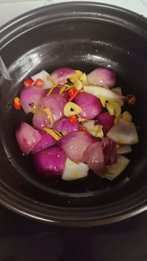 เทส่วนผสมทั้งหมดจากกระทะลงในหม้อขนาดเล็กแล้วเกลี่ยให้ทั่ว วางเต้าหู้ทอดลงบนหัวหอม แล้วโรยเกลือเล็กน้อยเพื่อเพิ่มรสชาติ สุดท้าย เทปลาที่หมักไว้และน้ำหมักลงไป แล้วเกลี่ยให้ทั่ว