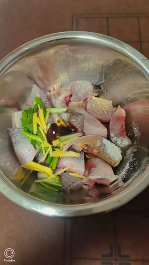 ใส่เครื่องปรุงลงในชามขนาดเล็ก เติมเหล้าปรุงอาหาร 1 ช้อนชา ซีอิ๊วขาว 2 ช้อนชา เกลือเล็กน้อย ซอสหอยนางรมครึ่งช้อนชา พริกไทยเล็กน้อย ขิงซอย และต้นหอมซอย ผสมให้เข้ากัน แล้วหมักทิ้งไว้ประมาณ 20 นาที