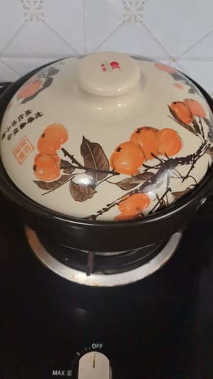 เทน้ำเดือดประมาณ 1/3 ของชามเล็ก ๆ ลงในหม้อ โดยเทให้ชิดขอบชามไว้ ปิดฝาและต้มด้วยไฟกลางจนเดือด จากนั้นลดไฟลงและเคี่ยวต่อประมาณ 10 นาที ปรับเวลาตามปริมาณส่วนผสม