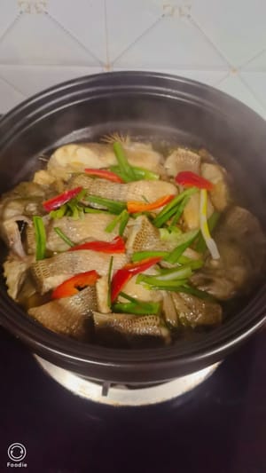 สุดท้าย โรยด้วยต้นหอมซอย ปิดฝา และเคี่ยวต่อประมาณ 10 วินาทีก่อนเสิร์ฟ